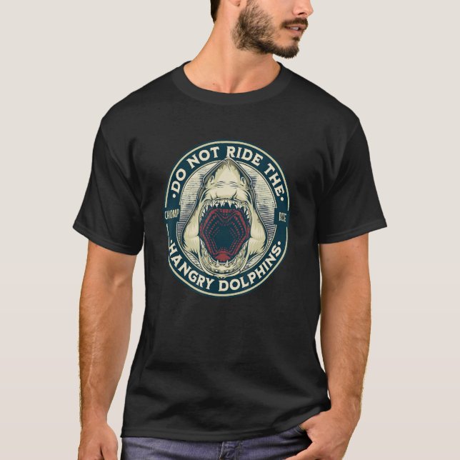 Hajkvot Kör Inte De Hungriga Delfinerna Meme T Shirt (Framsida)