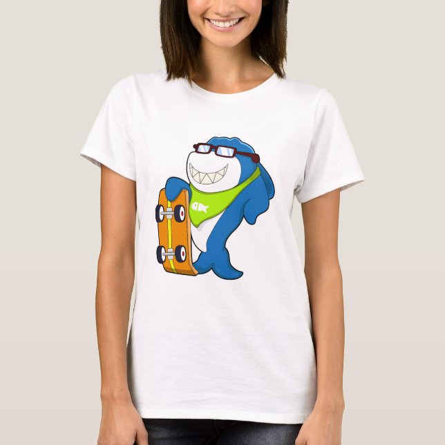 Hajsa som Skater med Skateboard T Shirt (Framsida)