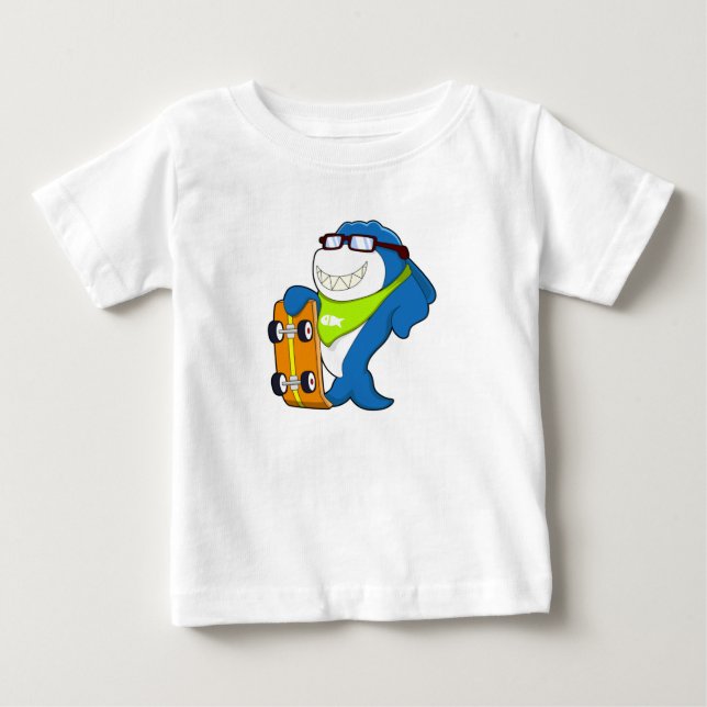Hajsa som Skater med Skateboard T Shirt (Framsida)