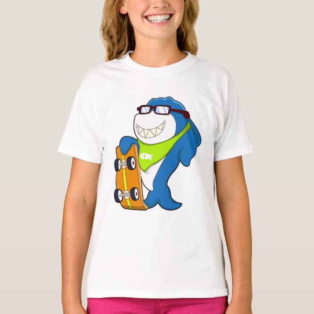 Hajsa som Skater med Skateboard T Shirt (Framsida)