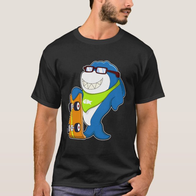 Hajsa som Skater med Skateboard T Shirt (Framsida)