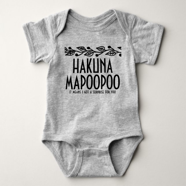 Hakuna Mapoopoo Baby-overall T Shirt (Framsida)