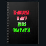 Hakuna Matata Baby Kids Gifts fantastisk färg desi Anteckningsbok<br><div class="desc">Med vår färgstarka Hakuna Matata Baby Kids Print presenterar ditt barns utrymme med vår färgstarka Hakuna Matata Baby Kids Print med glädje och positivitet till ditt lilla rum, som finns på Achempongs shoppingbutik i Zazzle-onlinen. Denna sjudande design har den roliga frasen "Hakuna Matata", som firar en omsorgsfull anda och påminner...</div>