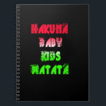 Hakuna Matata Baby Kids Gifts fantastisk färg desi Anteckningsbok<br><div class="desc">Med vår färgstarka Hakuna Matata Baby Kids Print presenterar ditt barns utrymme med vår färgstarka Hakuna Matata Baby Kids Print med glädje och positivitet till ditt lilla rum, som finns på Achempongs shoppingbutik i Zazzle-onlinen. Denna sjudande design har den roliga frasen "Hakuna Matata", som firar en omsorgsfull anda och påminner...</div>