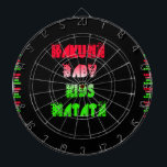 Hakuna Matata Baby Kids Gifts fantastisk färg desi Darttavla<br><div class="desc">Med vår färgstarka Hakuna Matata Baby Kids Print presenterar ditt barns utrymme med vår färgstarka Hakuna Matata Baby Kids Print med glädje och positivitet till ditt lilla rum, som finns på Achempongs shoppingbutik i Zazzle-onlinen. Denna sjudande design har den roliga frasen "Hakuna Matata", som firar en omsorgsfull anda och påminner...</div>