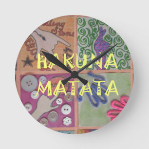 Hakuna Matata gulligt fantastiskarbete av art.png Rund Klocka