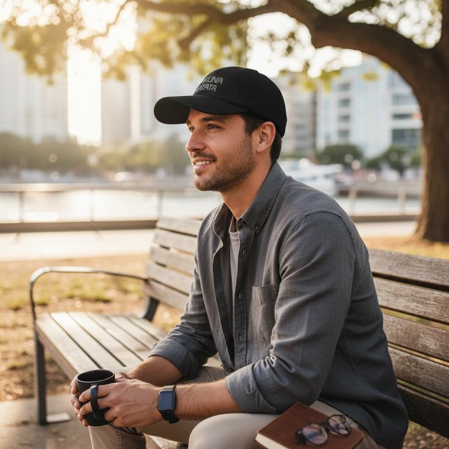Hakuna Matata: Silver Premium Headwear Achempong Broderad Keps (Find your calm. Silver embroidered "Hakuna Matata" cap, perfect for mindful moments in the city.)