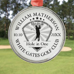 Hål i en klassisk Personlig Golf Julgransprydnad Metall<br><div class="desc">Med en frimärke-effektsmodell av åldras-typ. Anpassa namn,  placera hål nummer och datum för att skapa en underbar golfkeepé för att fira det fantastiska hål i ett. Designad av Thisisnotme©</div>