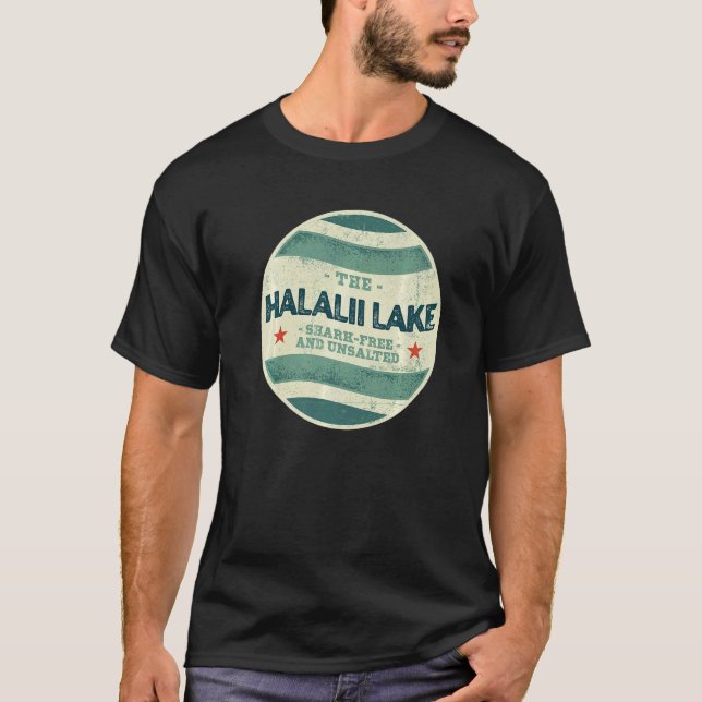Halalii Sjö Shark Free and Osalted Camping Hawai T Shirt (Framsida)