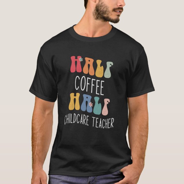Half Coffee Half Childcare Teacher Groovy Inspirat T Shirt (Framsida)