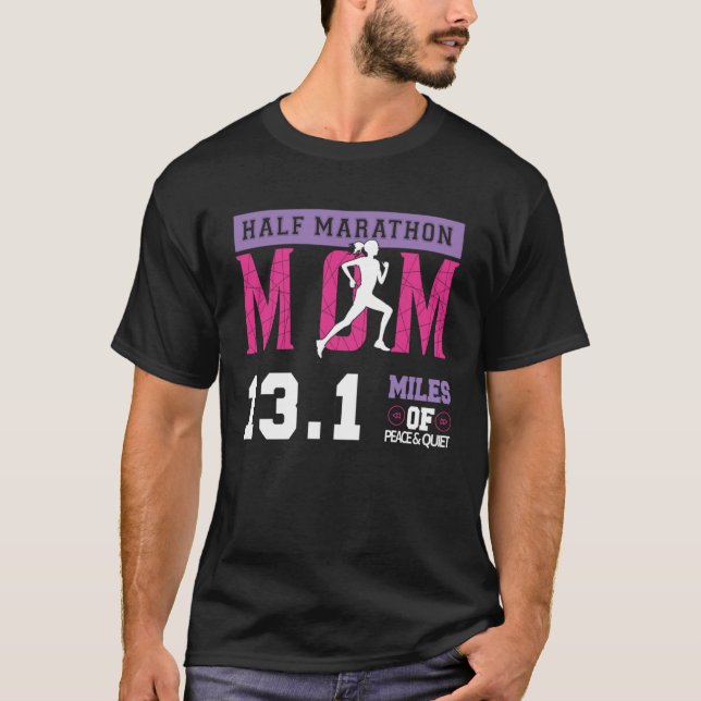 Half Marathon Mom 13 1 Miles Of Peafe & Quiet Moth T Shirt (Framsida)