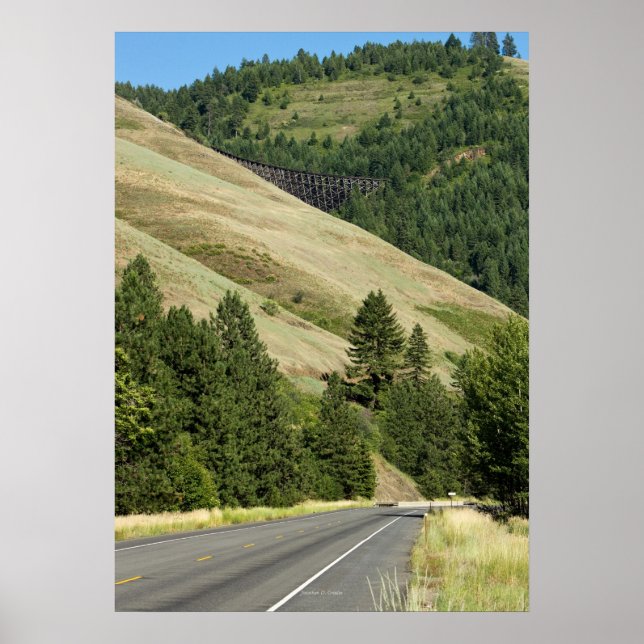 Halfmoon Trestle och Highway 95 (28" x 20" poster) Poster (Framsidan)