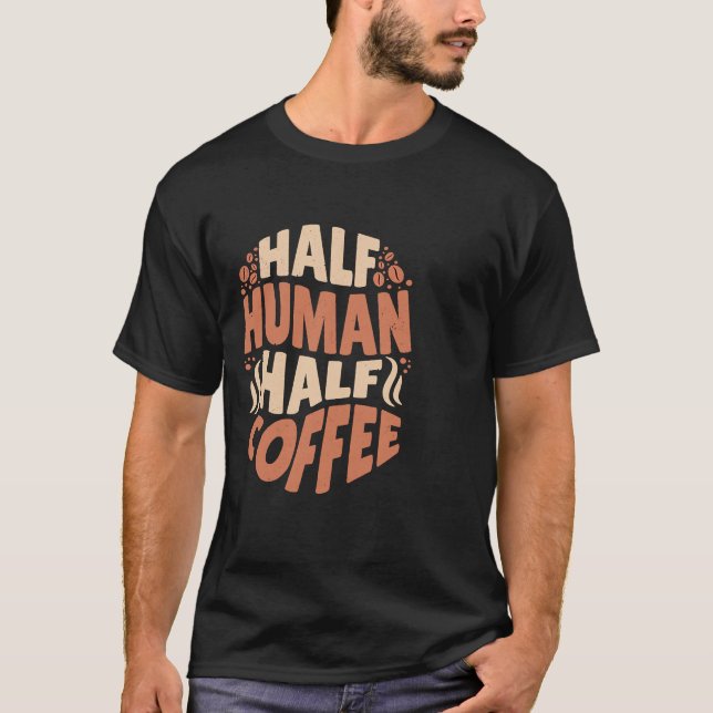 Hälften av människans halva kaffe Dagens Bra Mood T Shirt (Framsida)