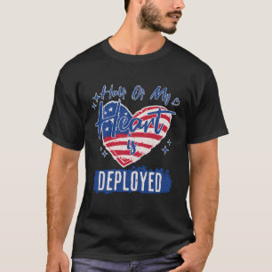 Hälften av mitt hjärta är utplacerad militärfru Gi T Shirt