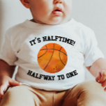 Halftime! Basketboll sporter halv födelsedag T Shirt<br><div class="desc">Det här är halvtid! Basketball sportar på halv födelsedag T-Shirt. Halvfödelsedag 1 Biet,  1/2 B-dagarsdräkt,  baby spädbarn,  pojkvän,  pojkar flickor,  ren och ren</div>