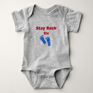 Håll dig bakåt 6 fot söta pojke eller flicka t shirt