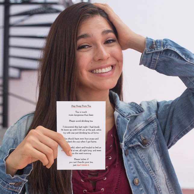 Håll dig borta från Tea Not Beer Funny Maka Joke H Helgkort (Stay Away from Tea Not Beer Funny Wife Joke Humor Holiday Card)