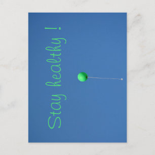 Håll dig frisk med grön ballong i himlen vykort