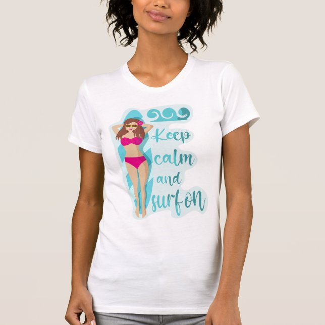 Håll dig lugn och surfa på brunett flicka T-Shirt (Framsida)