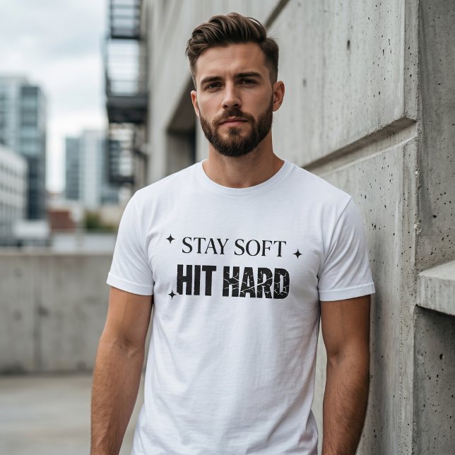 Håll dig mjuk Slå hårt Minimalistisk Empowerment M T Shirt (Skapare uppladdad)