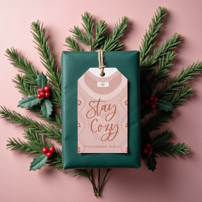 Håll dig Mysigt Rosa Winter Sweater Monogram Famil Presentetikett (Stay Cozy Pink Winter Sweater Monogram Family Gift Tags)
