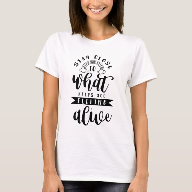 Håll dig nära de behållor du känner dig levande t shirt (Framsida)