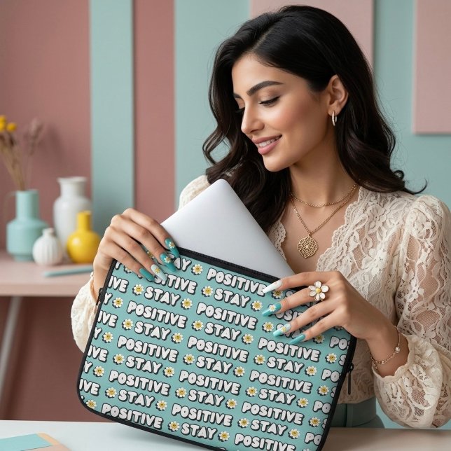 Håll dig positiv laptop fodral (Skapare uppladdad)