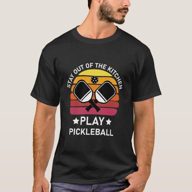 Håll dig utanför köket Spela Pickleball T Shirt (Framsida)