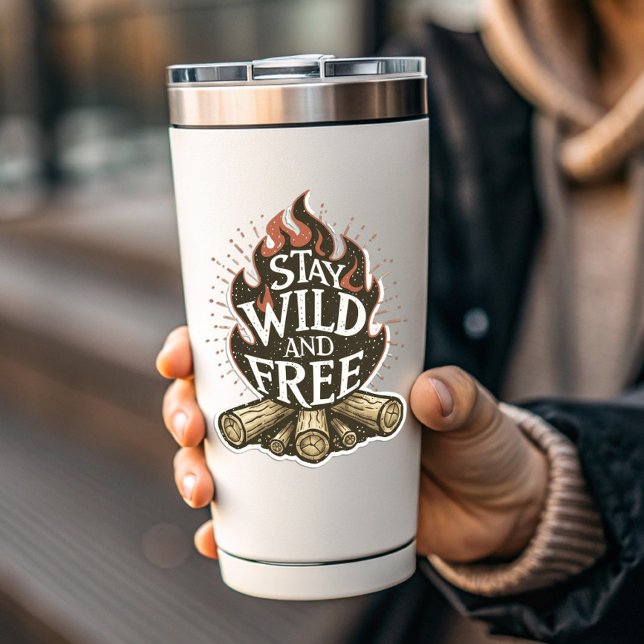 Håll dig vild & fri eldstad dekal | Die-Cut (Stay Wild & Free Fire Pit Sticker | Die-Cut by PiggyPrint Stickers.)