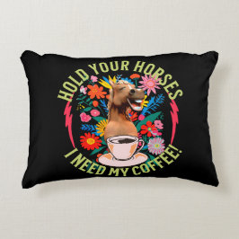 Håll dina hästar - jag behöver mitt kaffe! Funny Prydnadskudde