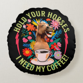 Håll dina hästar - jag behöver mitt kaffe! Funny Rund Kudde