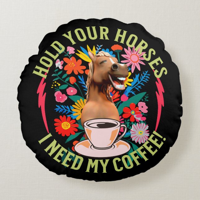 Håll dina hästar - jag behöver mitt kaffe! Funny Rund Kudde (Framsidan)