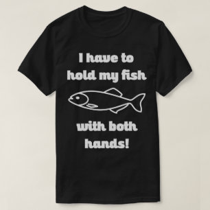 Håll fisken med båda Händer-fisken. Tee Shirt