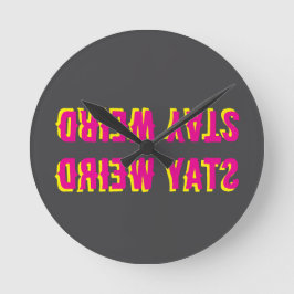 Håll Konstigen bakåt - Rosa Black Gult Rund Klocka