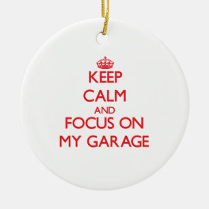 Håll lugn och fokusera på mitt garage julgransprydnad keramik