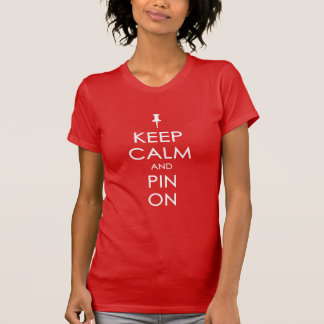 Håll lugn och klämma fast på (vittext) t-shirt