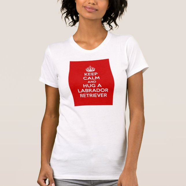 Håll lugn och krama en Labrador Retriever Tee (Framsida)