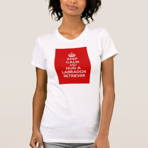 Håll lugn och krama en Labrador Retriever Tee Shirt