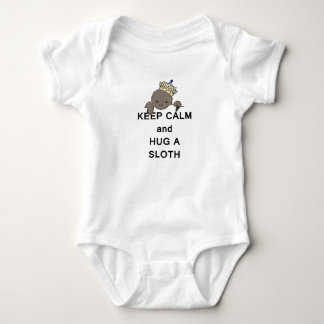 Håll lugn och krama en Sloth med kronan Meme T-shirt