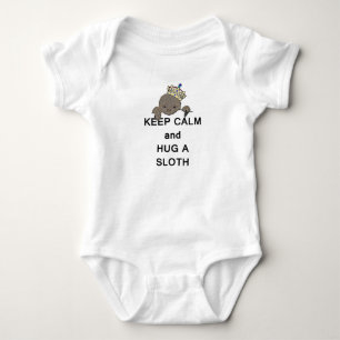 Håll lugn och krama en Sloth med kronan Meme Tee