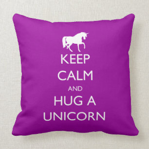 Håll lugn och krama en Unicorn Kudde