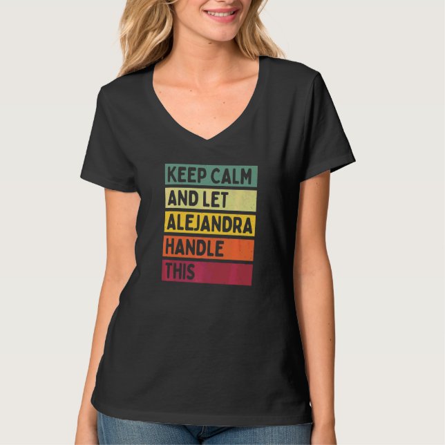 Håll lugn och låt Alejandra hantera detta  Citat R T Shirt (Framsida)