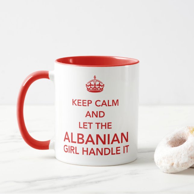 Håll lugn och låt den albanska flickan hantera det mugg (Med munk)