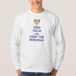 Håll lugn och tända menoran tee<br><div class="desc">Tända menoran denna Chanukah.  Underbar gåva för alla dina judiska vänner</div>