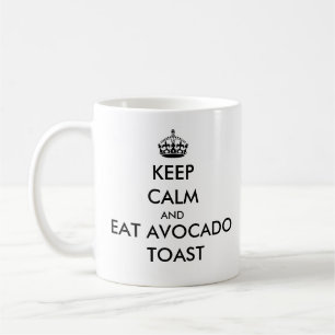 Håll lugnat och äta avokadorostat brödmuggen kaffemugg