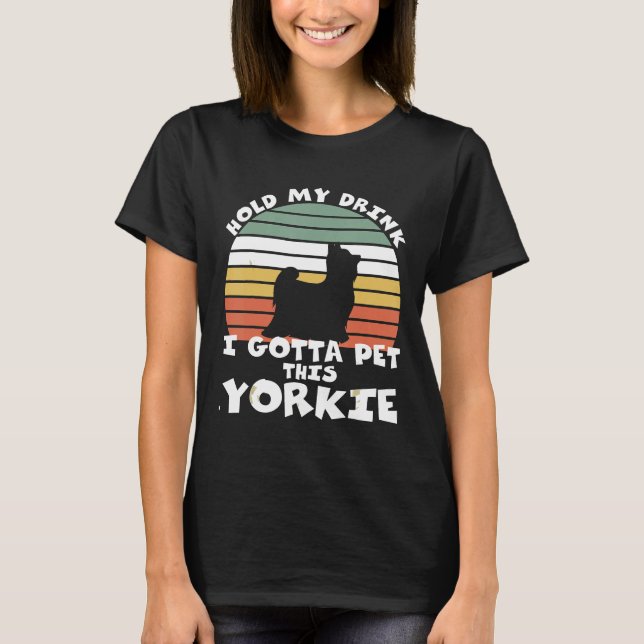 Håll min drink i måste pet Yorkshire Terrier T Shirt (Framsida)