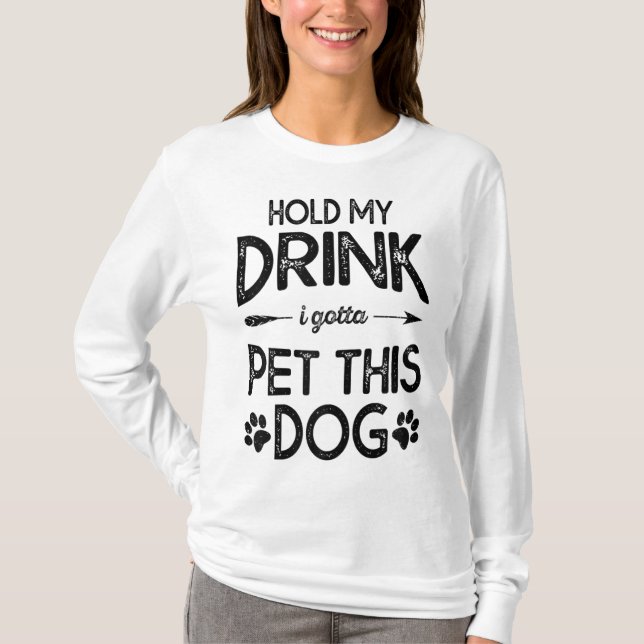 Håll min dryck jag måste hålla den här Hund. T Shirt (Framsida)