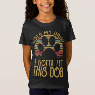 Håll min dryck jag måste hålla den här Hund. T Shirt