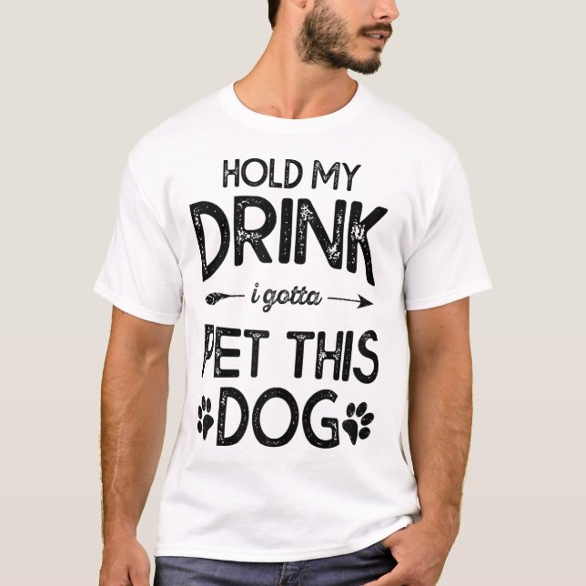 Håll min dryck jag måste hålla den här Hund. T Shirt (Framsida)