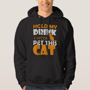 Håll min dryck.. Jag måste hålla den här katten Hoodie